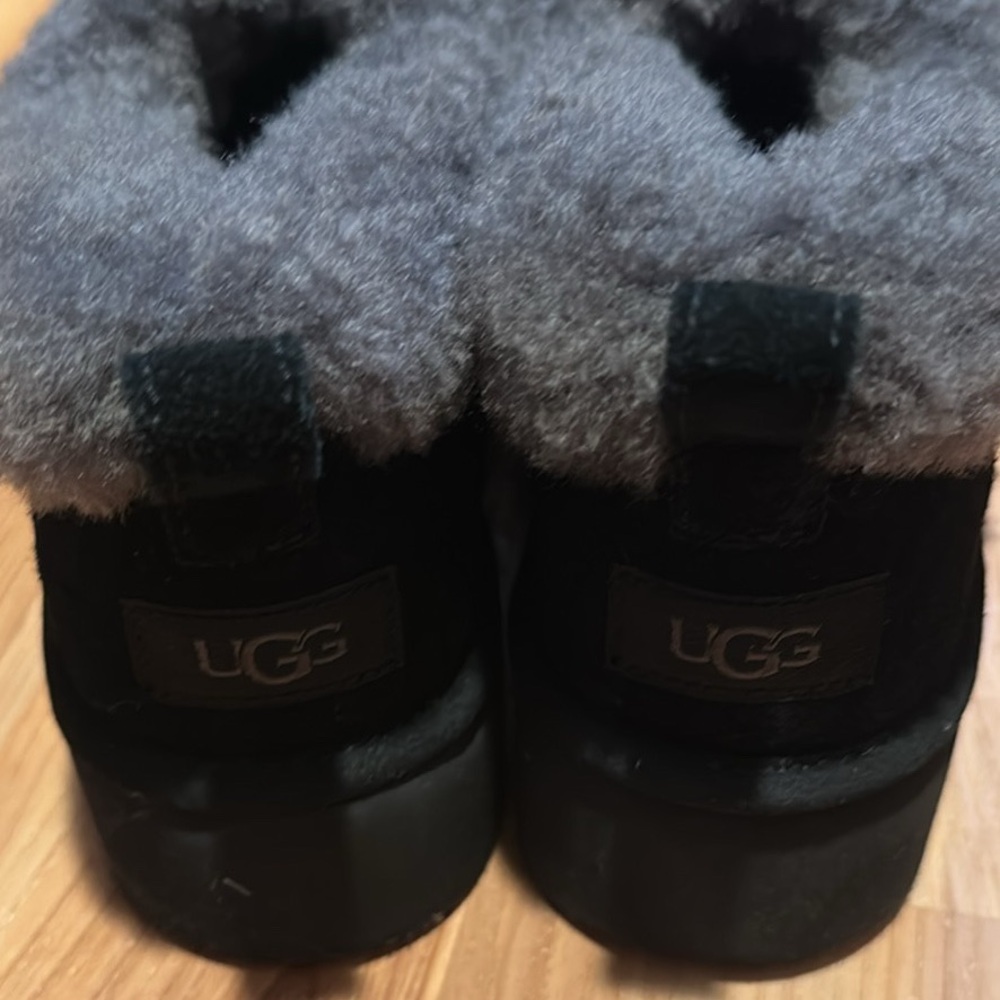 New UGG Slippers - Picture 2 of 4